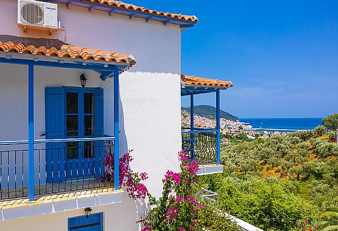 Balconies with panoramic views of sea and Skopelos Town . - Villa Ourania . (Fotogalerie) }}