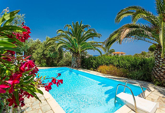 Private pool and terrace . - Villa Ourania . (Fotogalerie) }}