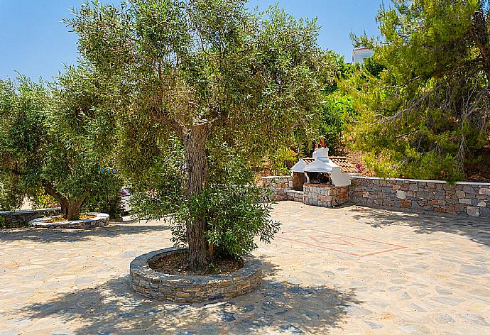 Terrace with BBQ area . - Villa Ourania . (Galerie de photos) }}