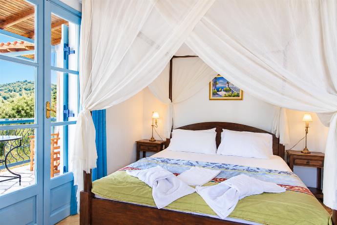 En suite double bedroom with AC . - Villa Ourania . (Photo Gallery) }}