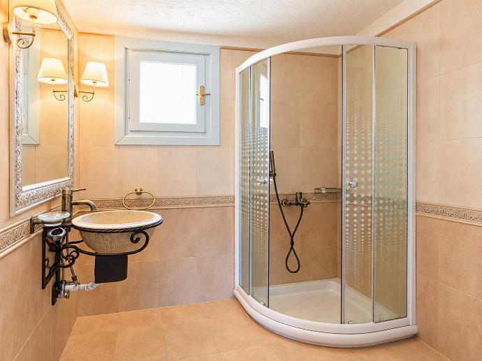 Bathroom with shower . - Villa Ourania . (Photo Gallery) }}