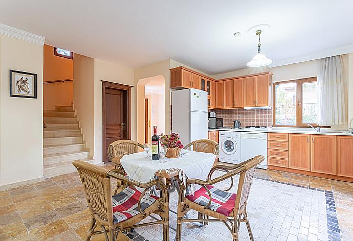 Dining area and equipped kitchen . - Villa Antiphellos . (Galerie de photos) }}