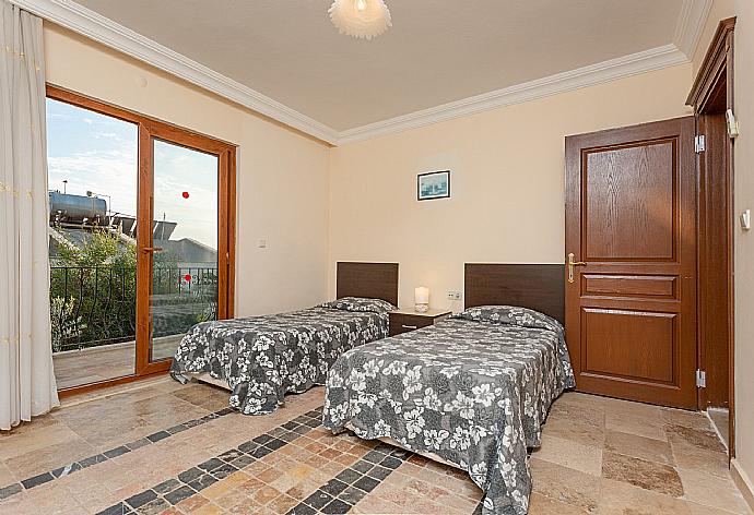 Twin bedroom with en suite bathroom, A/C, and balcony access . - Villa Antiphellos . (Galería de imágenes) }}