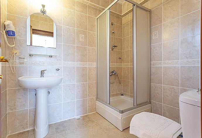 En suite bathroom with shower . - Villa Antiphellos . (Galleria fotografica) }}