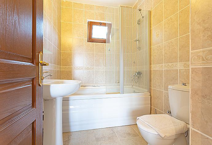 En suite bathroom with bath and shower . - Villa Antiphellos . (Galleria fotografica) }}