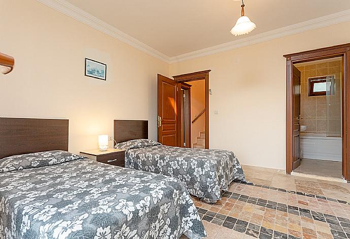Twin bedroom with en suite bathroom, A/C, and balcony access . - Villa Antiphellos . (Galería de imágenes) }}