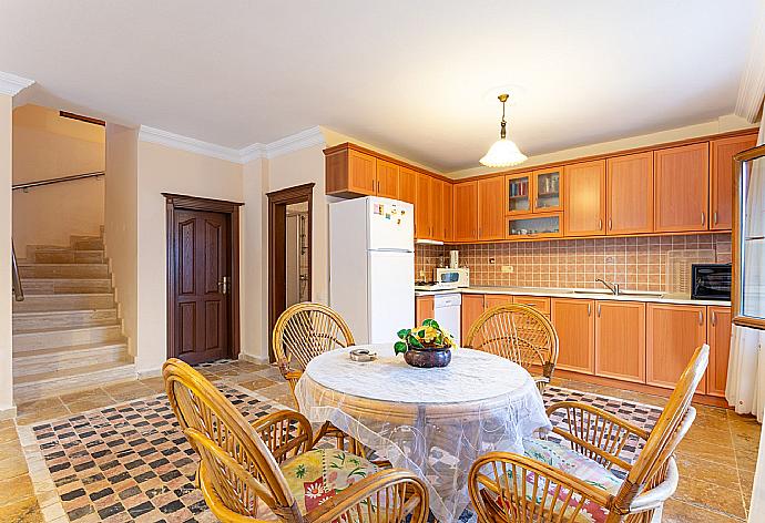 Dining area and equipped kitchen . - Villa Arykanoos . (Fotogalerie) }}