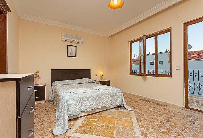 Double bedroom with en suite bathroom, A/C, and balcony access . - Villa Arykanoos . (Galería de imágenes) }}