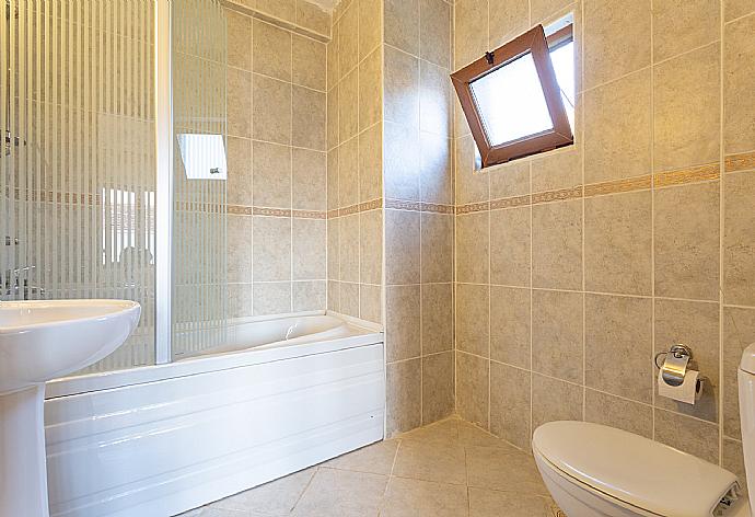 En suite bathroom with bath and shower . - Villa Arykanoos . (Fotogalerie) }}