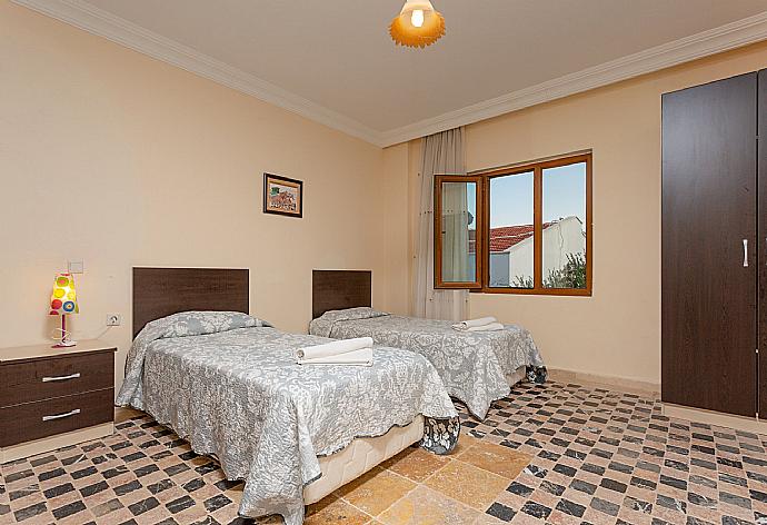 Twin bedroom with en suite bathroom, A/C, and balcony access . - Villa Arykanoos . (Galerie de photos) }}