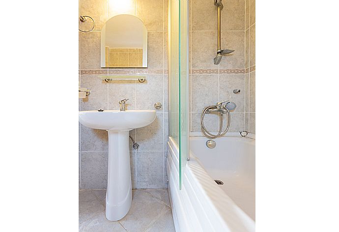 En suite bathroom with bath and shower . - Villa Arykanoos . (Galerie de photos) }}