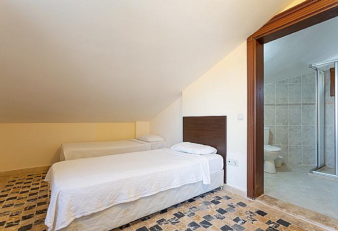 Twin bedroom with en suite bathroom and A/C . - Villa Arykanoos . (Galerie de photos) }}
