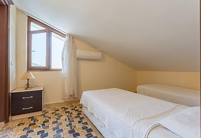 Twin bedroom with en suite bathroom and A/C . - Villa Arykanoos . (Photo Gallery) }}
