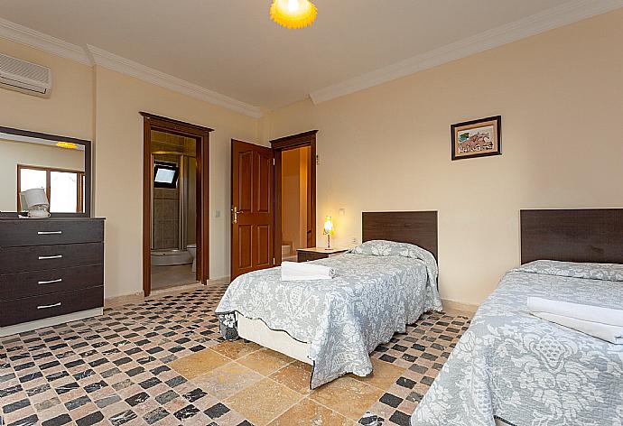 Twin bedroom with en suite bathroom, A/C, and balcony access . - Villa Arykanoos . (Galería de imágenes) }}