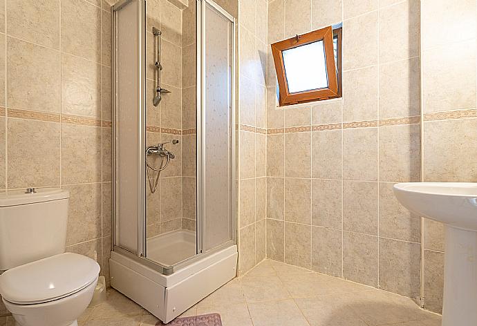 Family bathroom with shower . - Villa Arykanoos . (Fotogalerie) }}