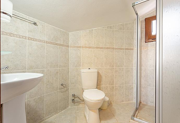 En suite bathroom with shower . - Villa Arykanoos . (Galleria fotografica) }}