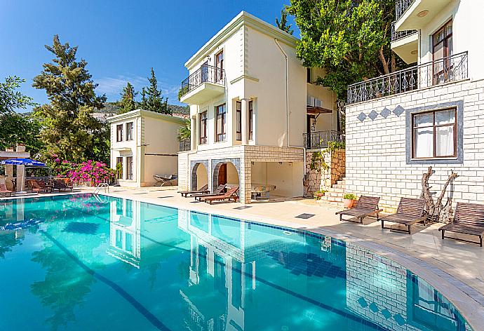 Large shared pool available to clients staying at Villa Arykanoos . - Villa Arykanoos . (Галерея фотографий) }}