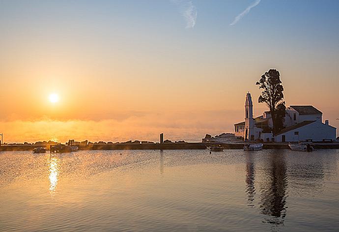 An atmospheric sunrise over Vlacherna Monastery  . - Villa Sofia . (Galerie de photos) }}