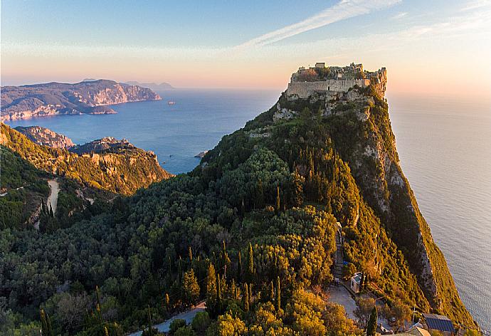 Angelokastro - a dramatic Byzantine castle at Paleokastritsa . - Villa Sofia . (Photo Gallery) }}