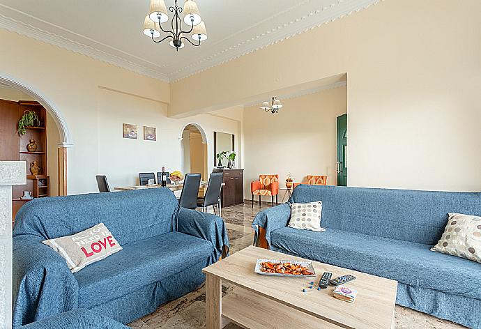 Open-plan living room with sofas, dining area, kitchen, ornamental fireplace, WiFi internet, satellite TV, DVD player, and terrace access with sea views . - Villa Sofia . (Fotogalerie) }}