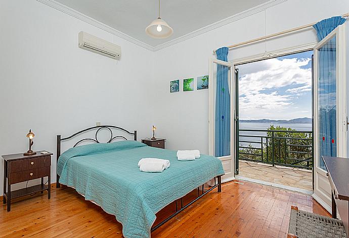 Double bedroom with A/C and terrace access with sea views . - Villa Sofia . (Galerie de photos) }}