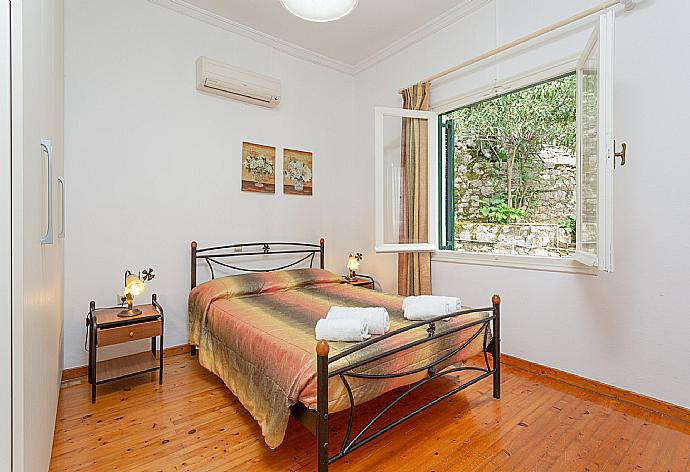 Double bedroom with A/C and terrace access with sea views . - Villa Sofia . (Galerie de photos) }}