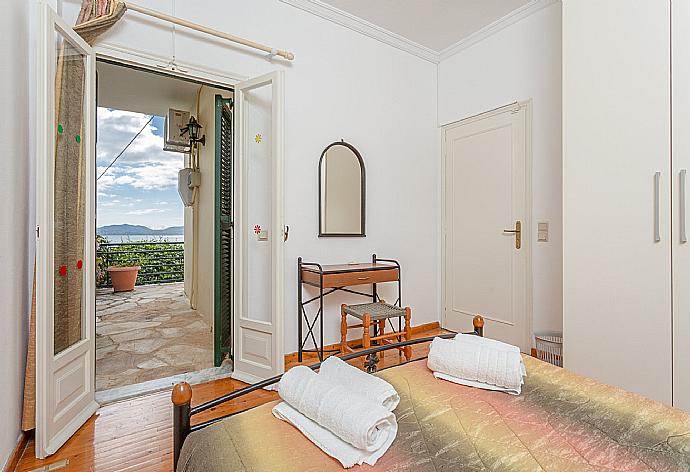 Double bedroom with A/C and terrace access with sea views . - Villa Sofia . (Galerie de photos) }}