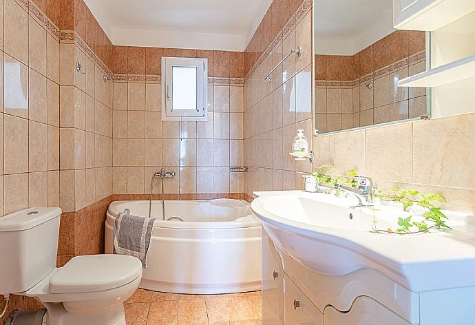 Family bathroom with spa bath and shower . - Villa Sofia . (Galerie de photos) }}