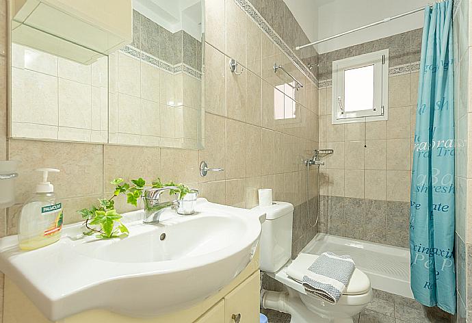 Family bathroom with shower . - Villa Sofia . (Fotogalerie) }}