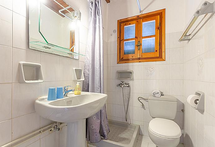 Family bathroom with shower . - Villa Sofia . (Galería de imágenes) }}