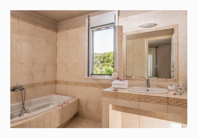  . - Villa Daphni . (Photo Gallery) }}