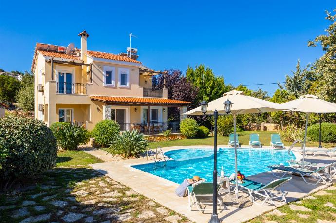 Night view . - Villa Daphni . (Photo Gallery) }}