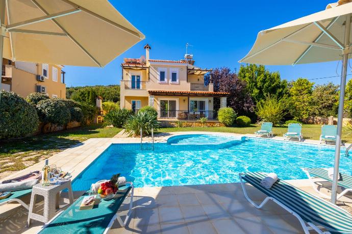 Night view . - Villa Daphni . (Photo Gallery) }}