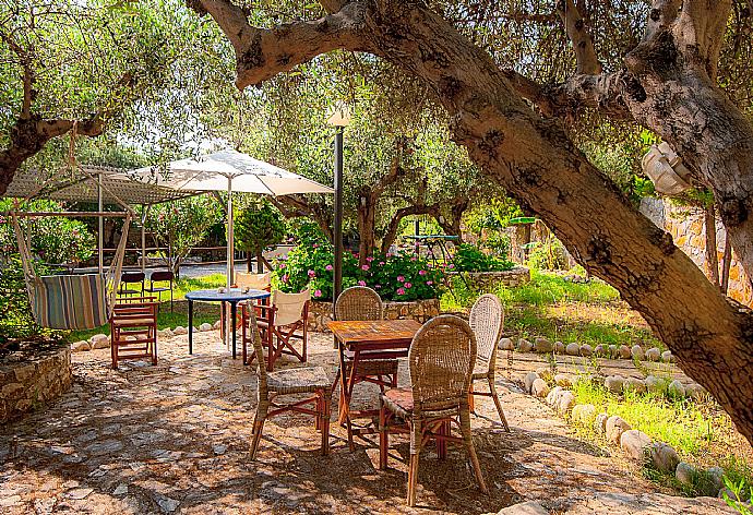 Garden area of Eleon Villas  . - Villa Tzina . (Galerie de photos) }}