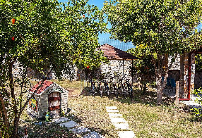 Garden area of Eleon Villas  . - Villa Tzina . (Galerie de photos) }}