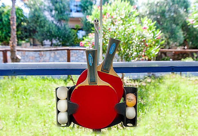 Table tennis in garden area of Eleon Villas . - Villa Tzina . (Galleria fotografica) }}