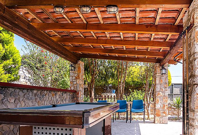 Pool table in garden area of Eleon Villas  . - Villa Tzina . (Fotogalerie) }}