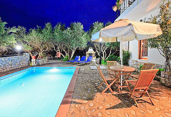 Private pool with terrace . - Villa Tzina . (Galería de imágenes) }}