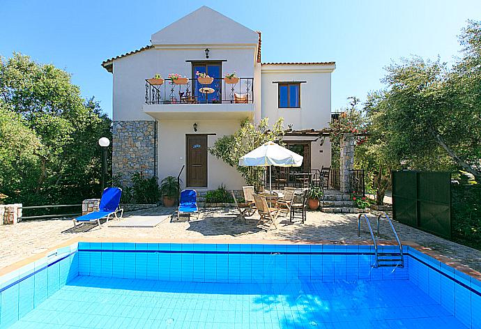 Private pool with terrace . - Villa Tzina . (Galerie de photos) }}