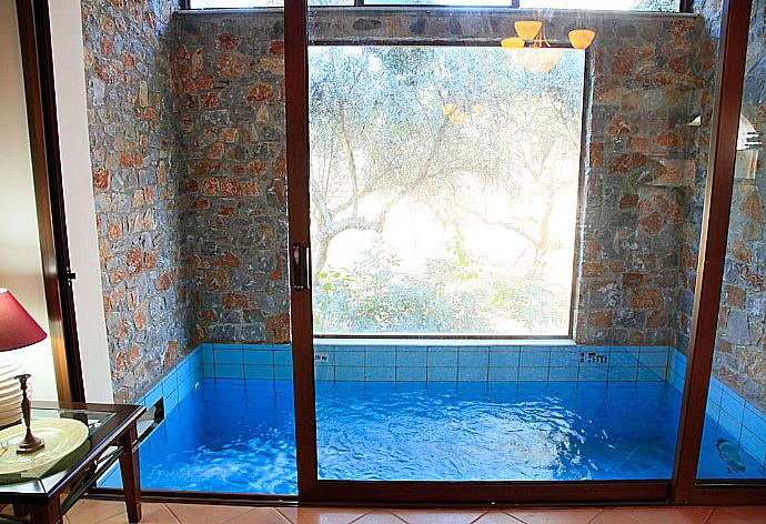 Indoor swimming pool . - Villa Tzina . (Galería de imágenes) }}