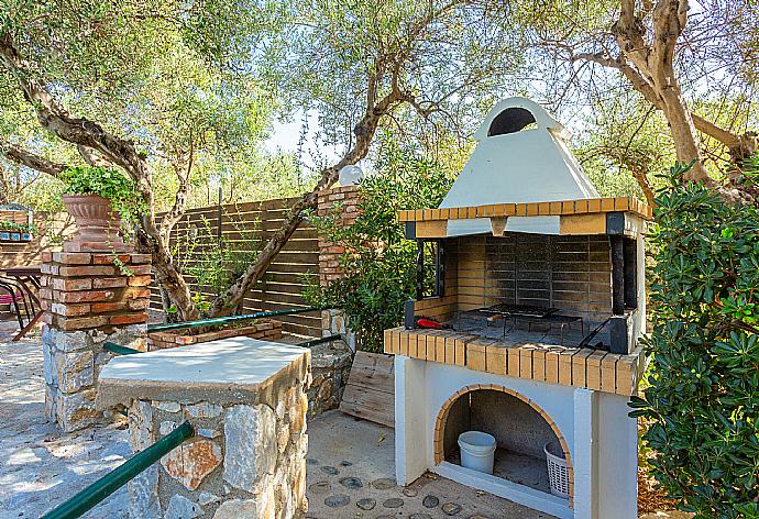 Terrace area with BBQ . - Villa Tzina . (Fotogalerie) }}