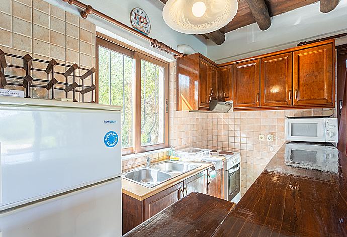 Equipped kitchen . - Villa Tzina . (Galerie de photos) }}