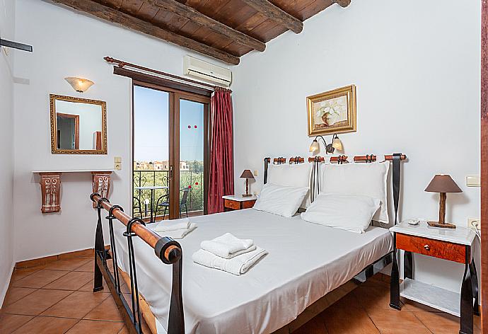 Double bedroom with A/C and balcony access . - Villa Tzina . (Galerie de photos) }}