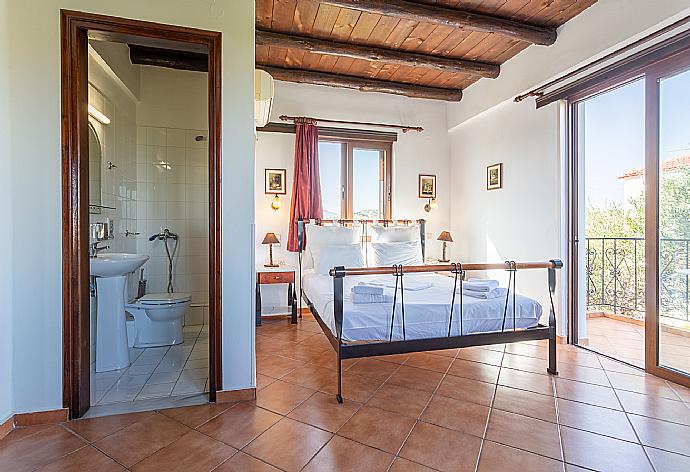 Double bedroom with en suite bathroom, A/C and balcony access . - Villa Tzina . (Photo Gallery) }}