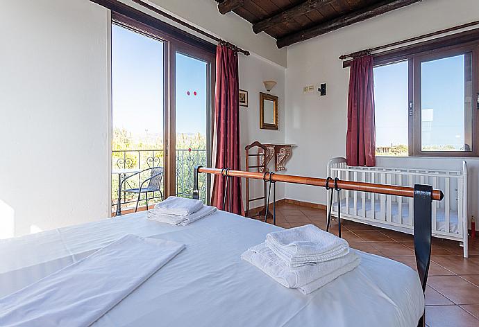 Double bedroom with en suite bathroom, A/C and balcony access . - Villa Tzina . (Galleria fotografica) }}