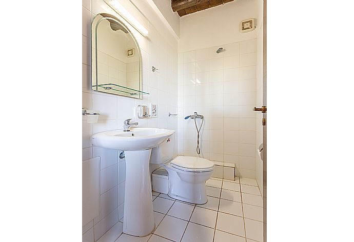 En suite bathroom with shower . - Villa Tzina . (Galerie de photos) }}