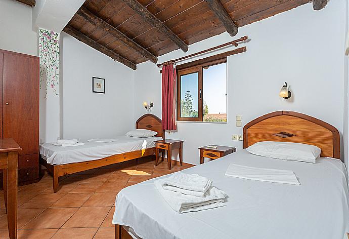 Twin bedroom with A/C . - Villa Tzina . (Photo Gallery) }}