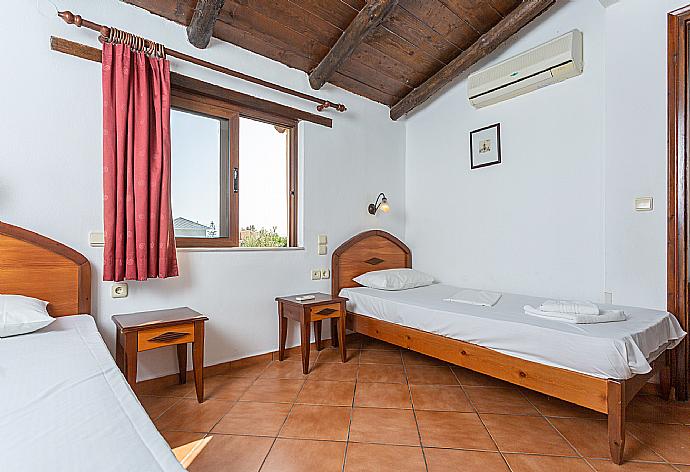 Twin bedroom with A/C . - Villa Tzina . (Photo Gallery) }}