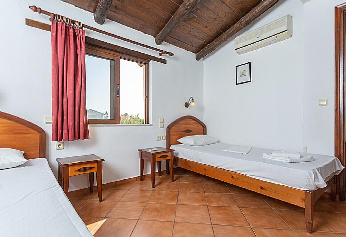 Twin bedroom with A/C . - Villa Tzina . (Galleria fotografica) }}