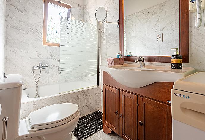 Family bathroom with bath and shower . - Villa Tzina . (Galerie de photos) }}